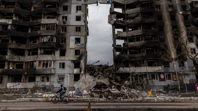 Bombardimi i kompleksëve të apartamenteve në Ukrainë