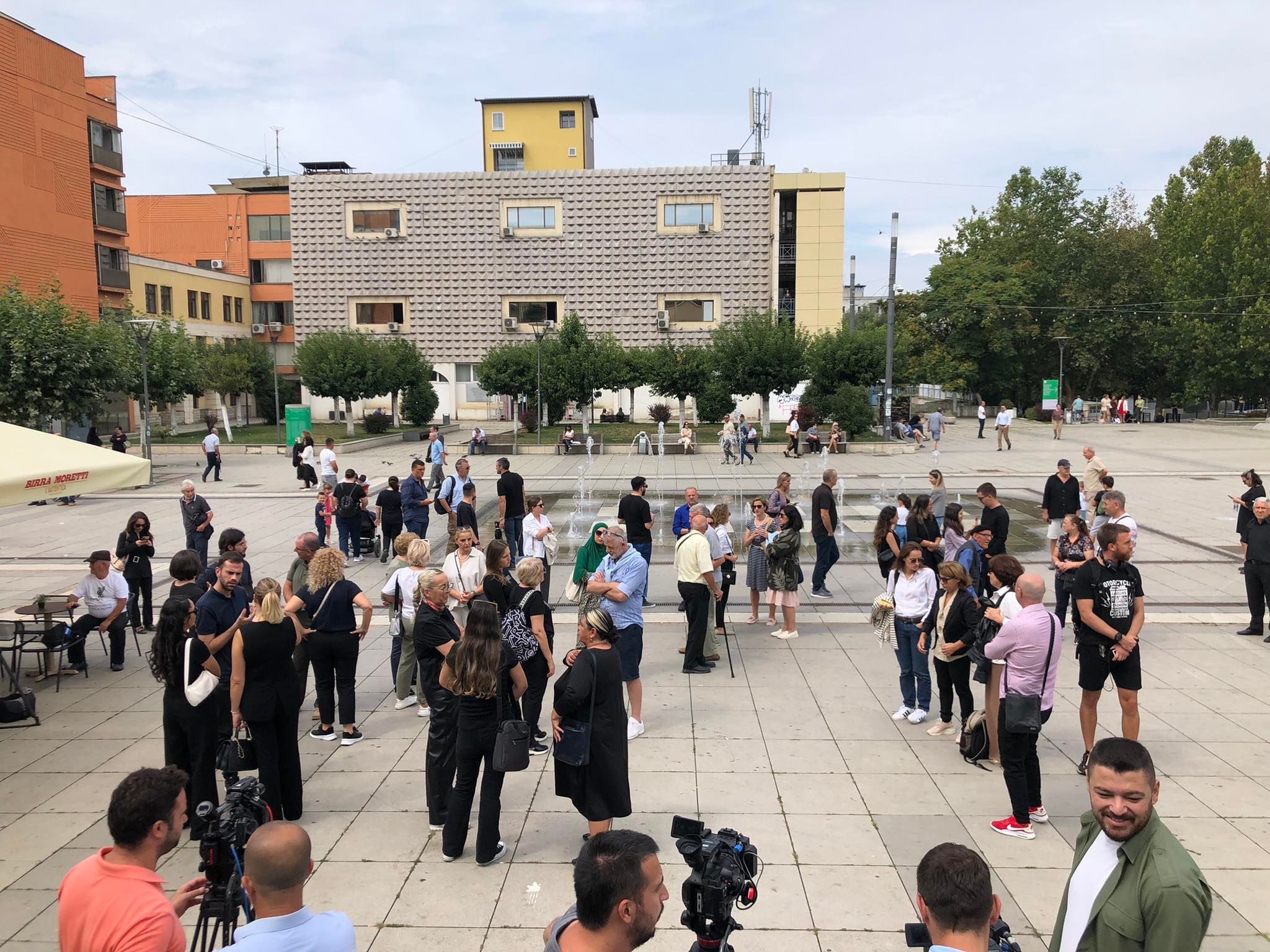 Rasti I Dhunimit Të 11-vjeçares, Protestohet Në Sheshin “Skënderbeu” Në ...