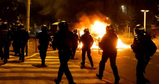 Zyrtarë policor gjatë trazirave në Francë (Foto: REUTERS)