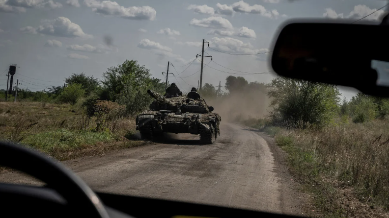 Ushtarët ukrainas hipin në një tank pranë Robotyne, një fshat që Kievi pushtoi javën e kaluar në mes të një kundërsulmi të ngadaltë dhe rraskapitës kundër linjave të dendura të mbrojtjes ruse.